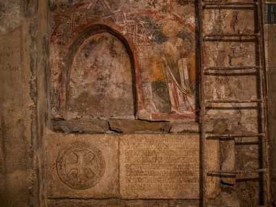 ...e, nella zona ipogea, la tomba in pietra del sacerdote Smaragdo e raffinati affreschi del XII secolo